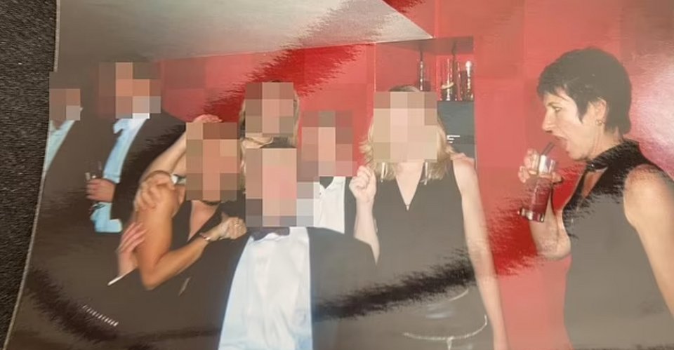 Η Γκισλέιν Μάξγουελ στην επίμαχη φωτό με τις τρεις ανήλικες σκλάβες του σεξ