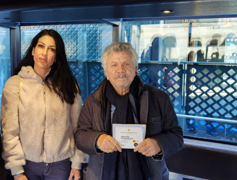 Η δημοσιογράφος του Alpha, Ελένη Λαζάρου, με τον Γάλλο δημοσιογράφο Αλμπέρ Ναμιάς