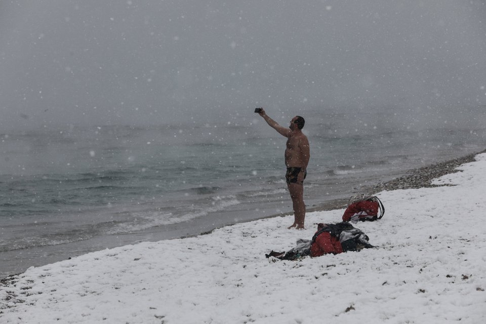 Χειμερινός κολυμβητής στο Παλαιό Φάληρο, Τρίτη 16 Φεβρουαρίου 2021. (EUROKINISSI/ΓΙΑΝΝΗΣ ΠΑΝΑΓΟΠΟΥΛΟΣ)