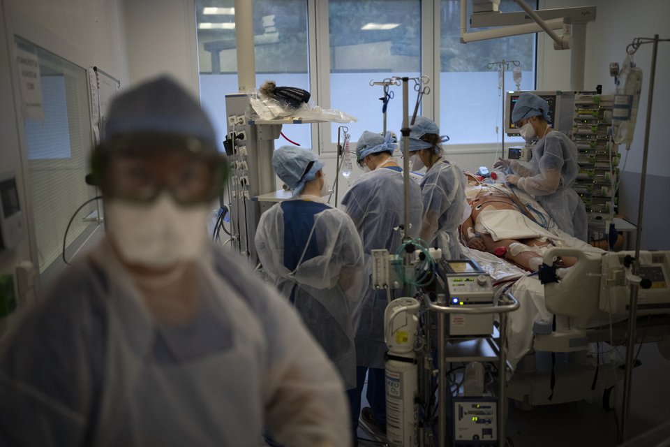 Ιατρικό προσωπικό φροντίζει διασωληνωμένο ασθενή