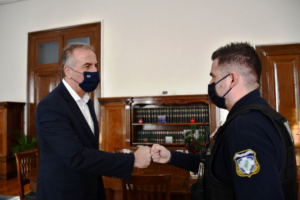 Ο υφυπουργός χαιρετάει τους αστυνομικούς