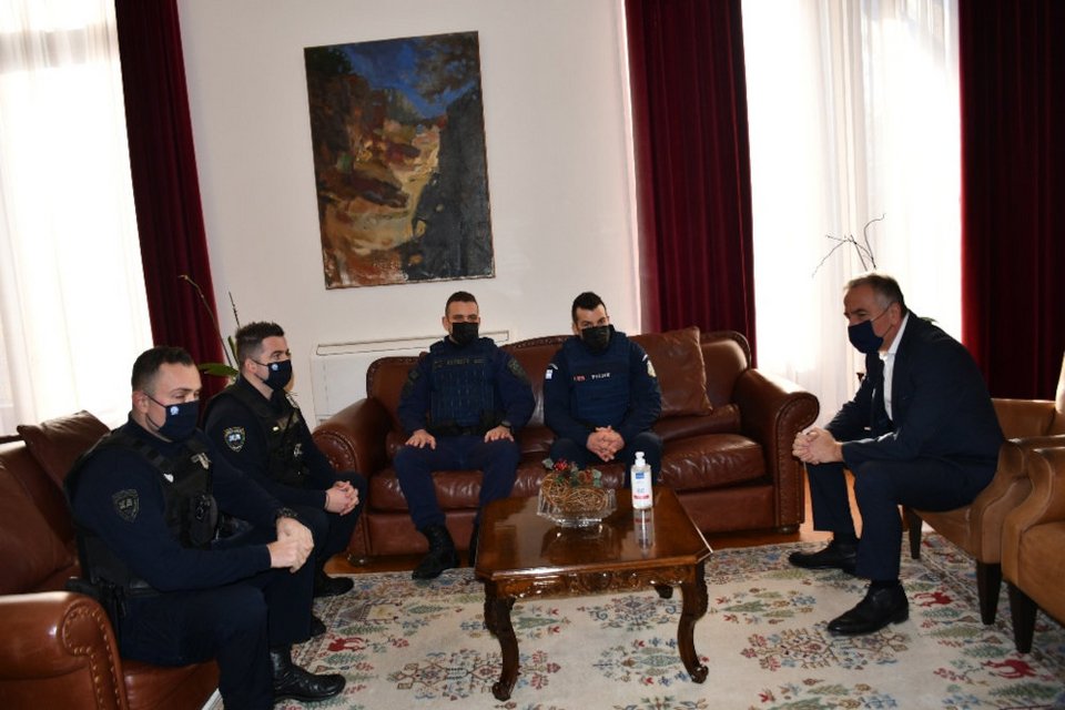 Ο υφυπουργός με τους αστυνομικούς