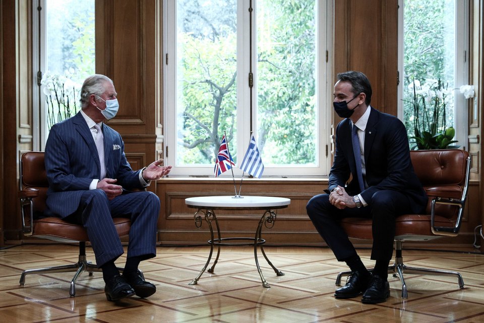 Ο πρωθυπουργός Κυριάκος Μητσοτάκης με τον πρίγκιπα Κάρολο κατά την επίσκεψή του στην Ελλάδα, Μάρτιος 2021. (EUROKINISSI)