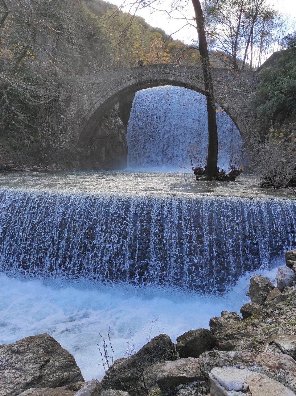 Οι τεχνητοί καταρράκτες πλήρως εναρμονισμένοι με το φυσικό τοπίο
