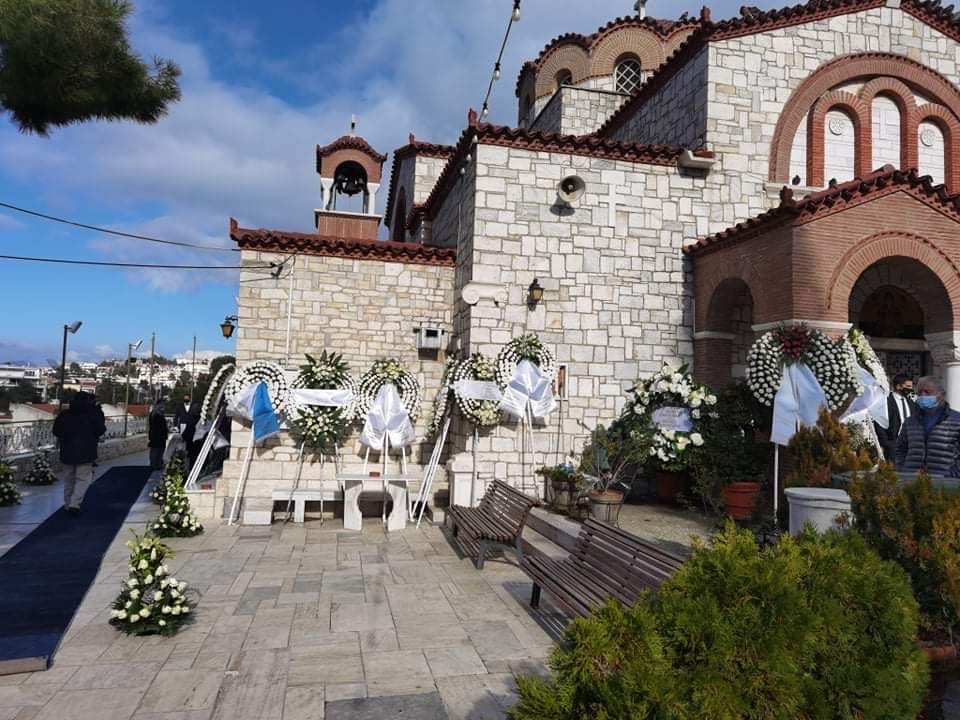 Στεφάνια στην κηδεία του Γιώργου Τράγκα