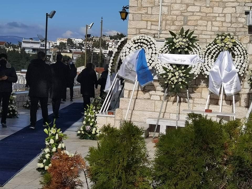 Στεφάνια στην κηδεία του Γιώργου Τράγκα