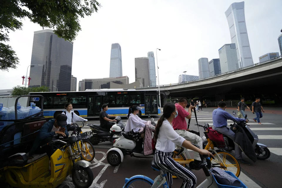 Κινέζοι στον δρόμο με μηχανάκια και ποδήλατα