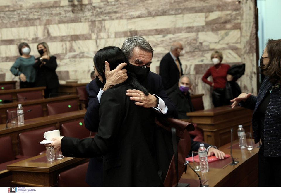 Η θερμή αγκαλιά Λοβέρδου στη Νάντια Γιαννακοπούλο -Φωτογραφία: Intimemenews/ΛΙΑΚΟΣ ΓΙΑΝΝΗΣ