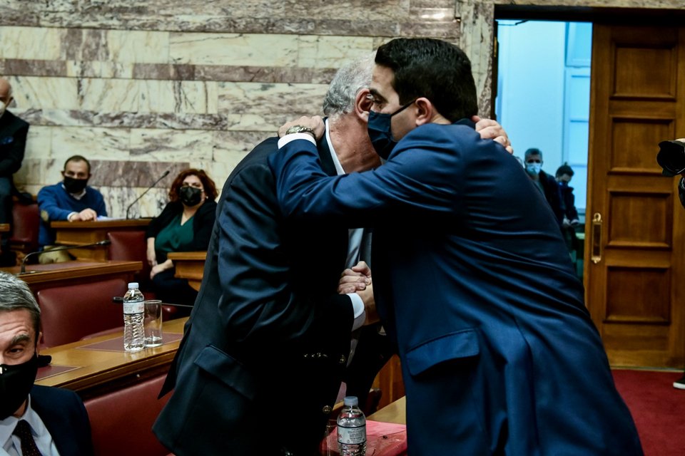Σκανδαλίδης και Κατρίνης αγκαλιάζονται -Φωτογραφία: ΤΑΤΙΑΝΑ ΜΠΟΛΑΡΗ / EUROKINISSI