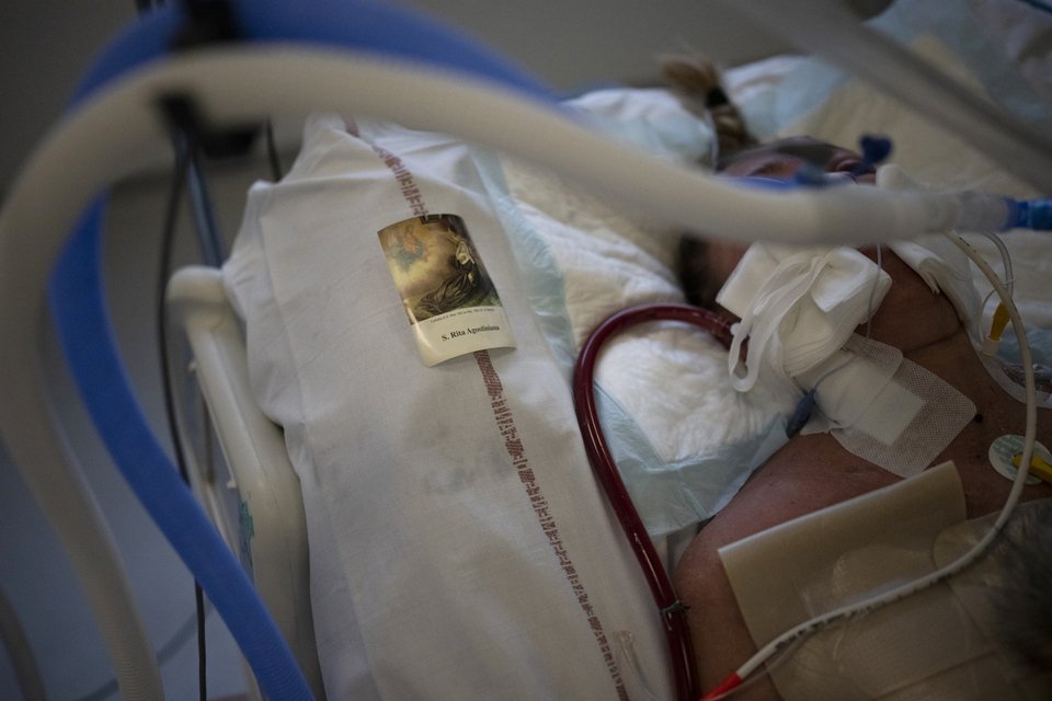 Μια εικόνα ρίσκεται τοποθετημένη δίπλα σε ασθενή στη ΜΕΘ του νοσοκομείου La Τimone της Μασσαλίας