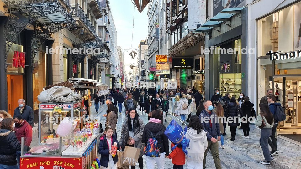 κόσμος στην Ερμού στα καταστήματα