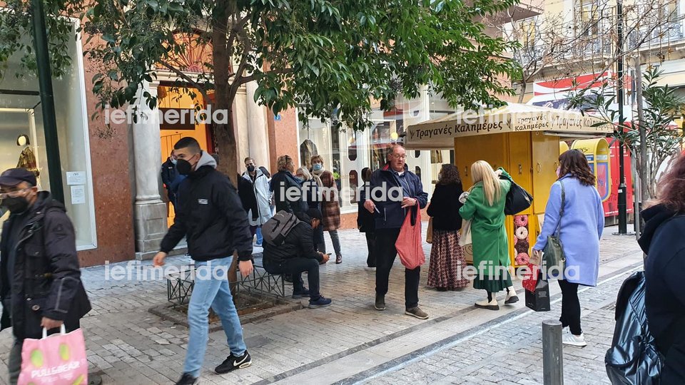 κόσμος στην Ερμού στα καταστήματα