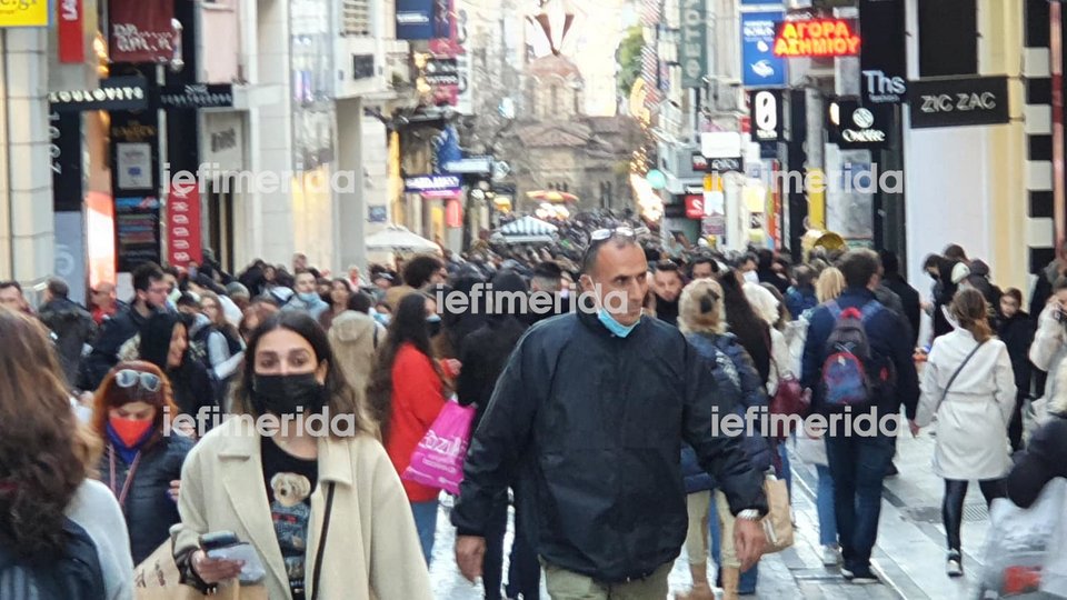 κόσμος στην Ερμού στα καταστήματα