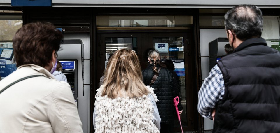 Πολίτες περιμένουν στην ουρά για να μπουν σε τράπεζα / Φωτογραφία: Ευρωκίνηση-ΤΑΤΙΑΝΑ ΜΠΟΛΑΡΗ