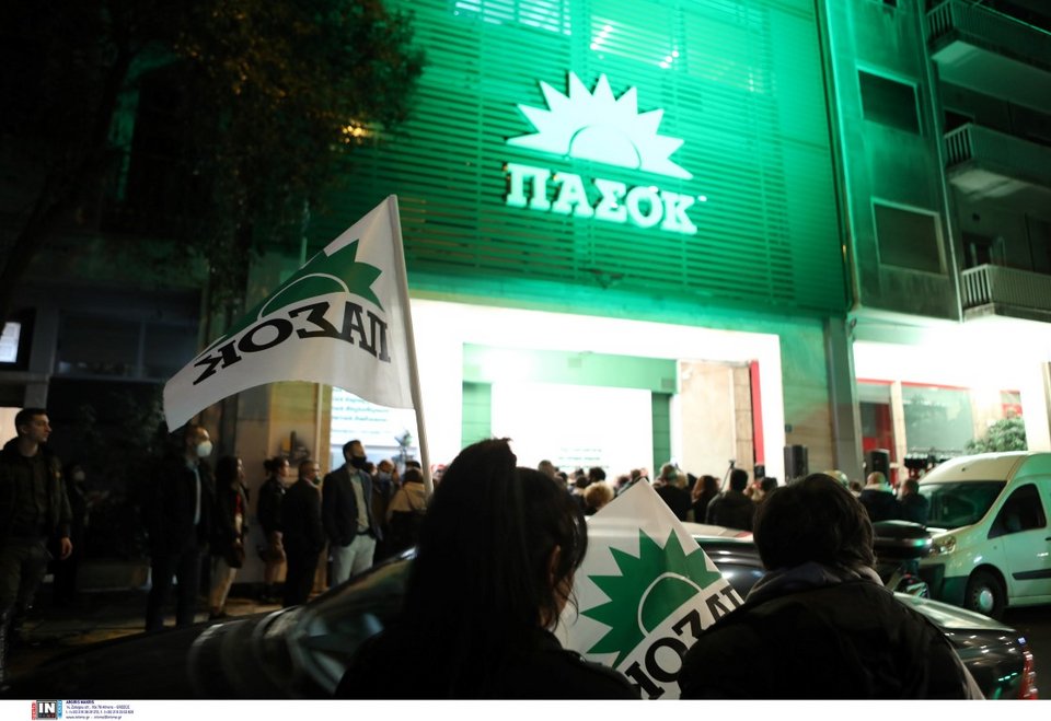 Κόσμος επευφημεί τον Νίκο Ανδρουλάκη/ Φωτογραφία: Intime News
