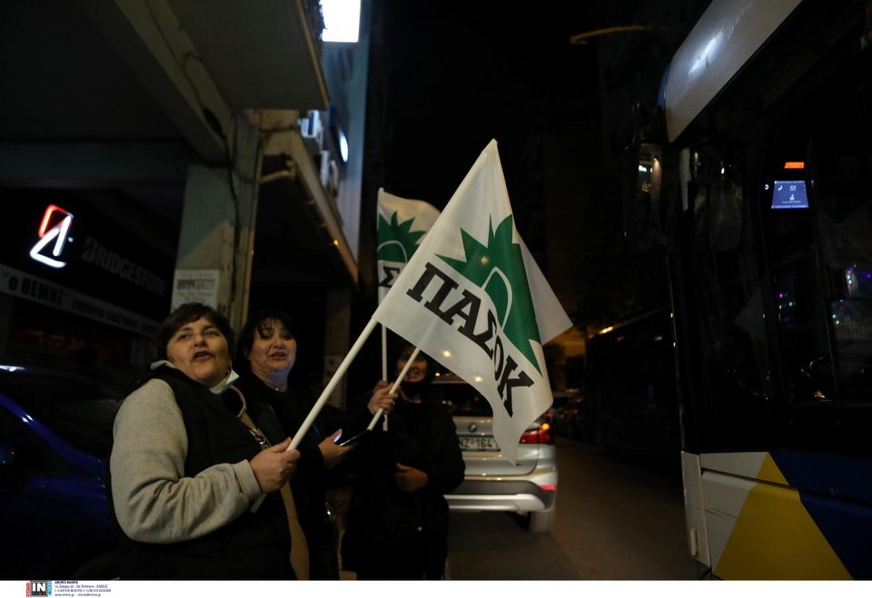 Αισιοδοξία και πανηγυρισμοί στη Χαριλάου Τρικούπη/ Φωτογραφία: Intime News