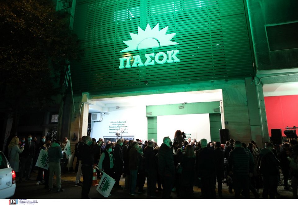 Κόσμος πανηγυρίζει για τη νίκη του Νίκου Ανδρουλάκη/ Φωτογραφία: Intime News