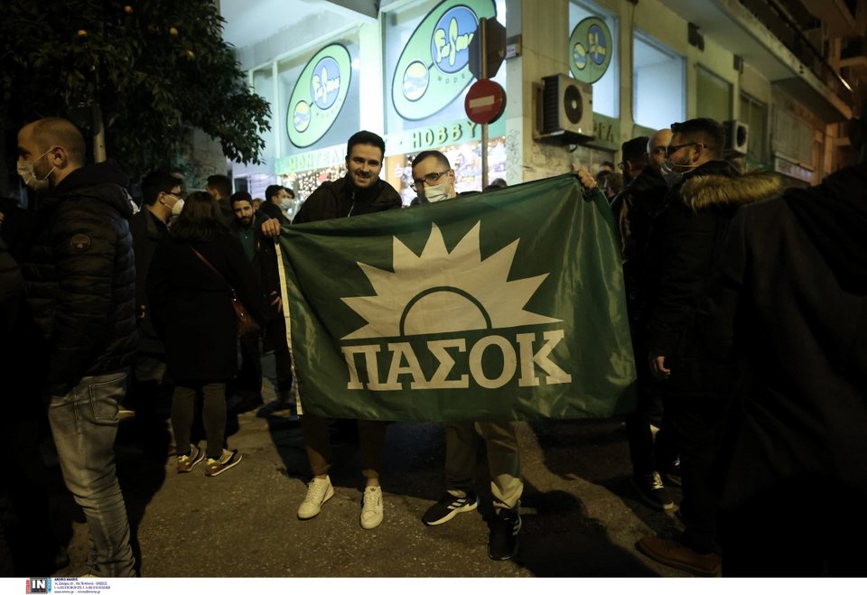 Νέοι πανηγυρίζουν την σαρωτική νίκη του Νίκου Ανδρουλάκη/ Φωτογραφία: Intime News