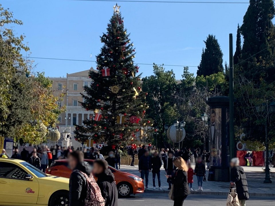 Κόσμος χωρίς μάσκες στην Ερμου