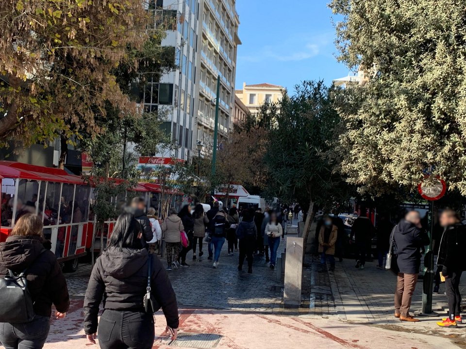 Κόσμος χωρίς μάσκες στην Ερμου