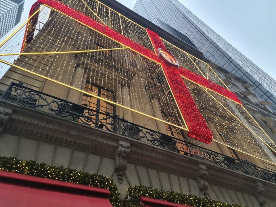 Πολύχρωμα λαμπιόνια και περίτεχνος διάκοσμος στα κτίρια της Νέας Υόρκης