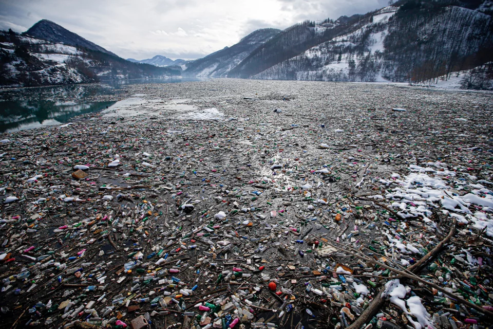 Πλαστικά μπουκάλια και άλλα σκουπίδια επιπλέουν στη λίμνη Potpecko στη νοτιοδυτική Σερβία, στις 22 Ιανουαρίου 2021. Φωτογραφία: AP Photo/Darko Vojinovic