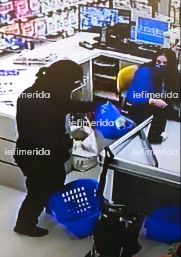 Η κάμερα κλειστού κυκλώματος κατέγραψε τις κινήσεις του ληστή στο σούπερ μάρκετ