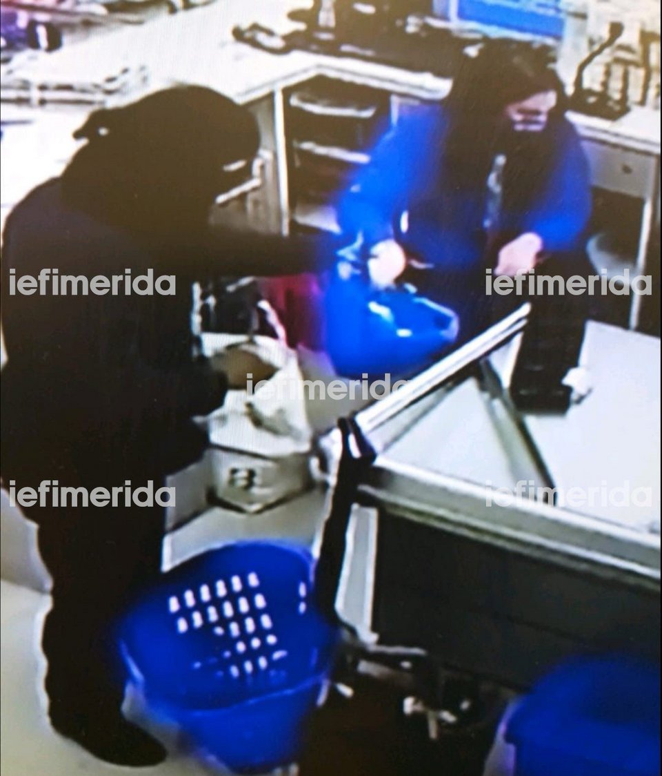 Ο ληστής απειλεί την ταμία σε σούπερ μάρκετ