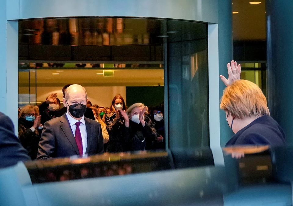 Η Ανγκελα Μέρκελ αποχαιρετά τον Σολτς και την Καγκελαρία -Φωτογραφία: AP/Markus Schreiber