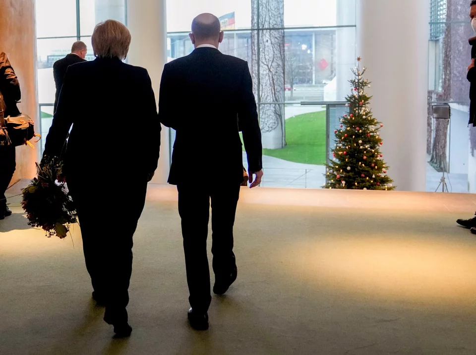 https://www.iefimerida.gr/sites/default/files/styles/in_article/public/article-images/2021-12/merkel-scholz1.jpg.webp?itok=IgkFIaOF