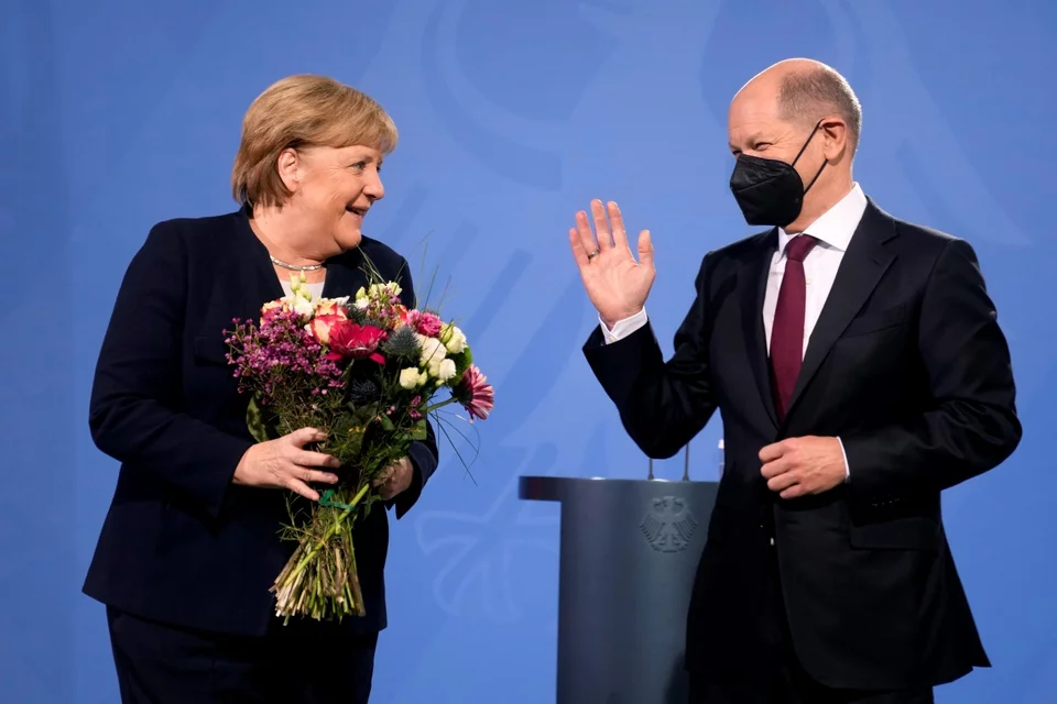 https://www.iefimerida.gr/sites/default/files/styles/in_article/public/article-images/2021-12/merkel-scholz2.jpg.webp?itok=k3KJxayX