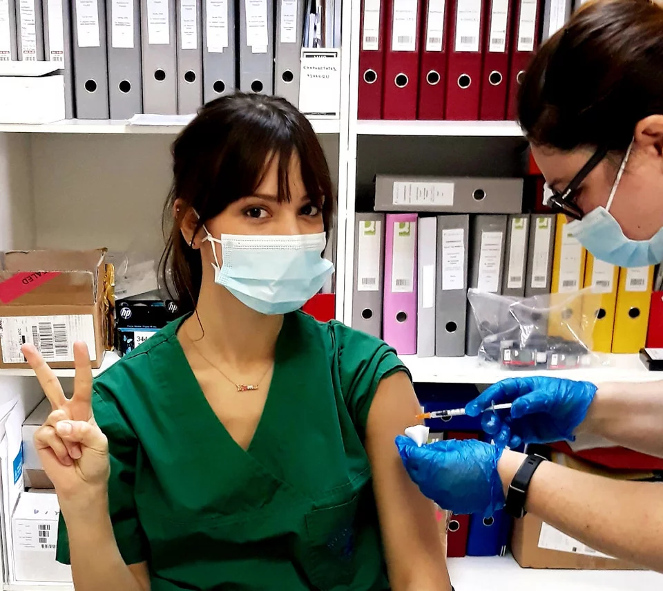 Η νεαρή νοσηλεύτρια, ειδικά με όσα βλέπουν τα μάτια της καθημερινά στη ΜΕΘ, στέλνει το δικό της μήνυμα για τον εμβολιασμό