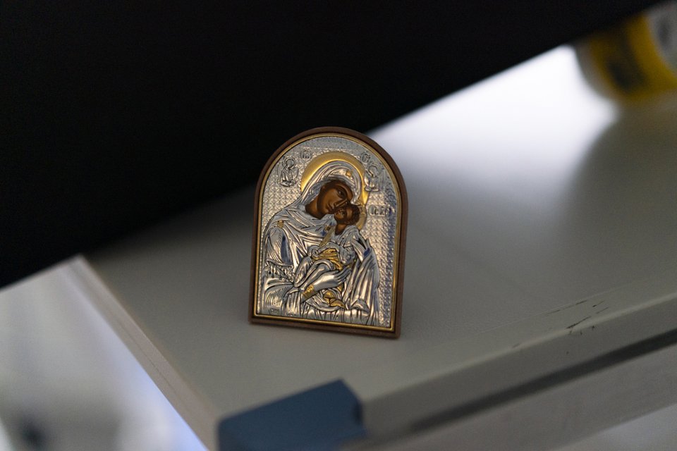 Μια εικόνα της Παναγίας δίπλα στο κρεβάτι διασωληνωμένου ασθενή