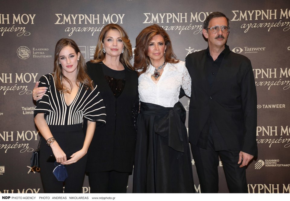Η Αντζελα Γκερέκου με την κόρη της, Μαρία Βοσκοπούλου, τη Μιμή Ντενίση και τον Λεωνίδα Κακούρη.