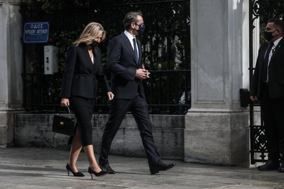 Ο Κυριάκος Μητσοτάκης με τη σύζυγό του μεταβαίνουν στο Προεδρικό Μέγαρο