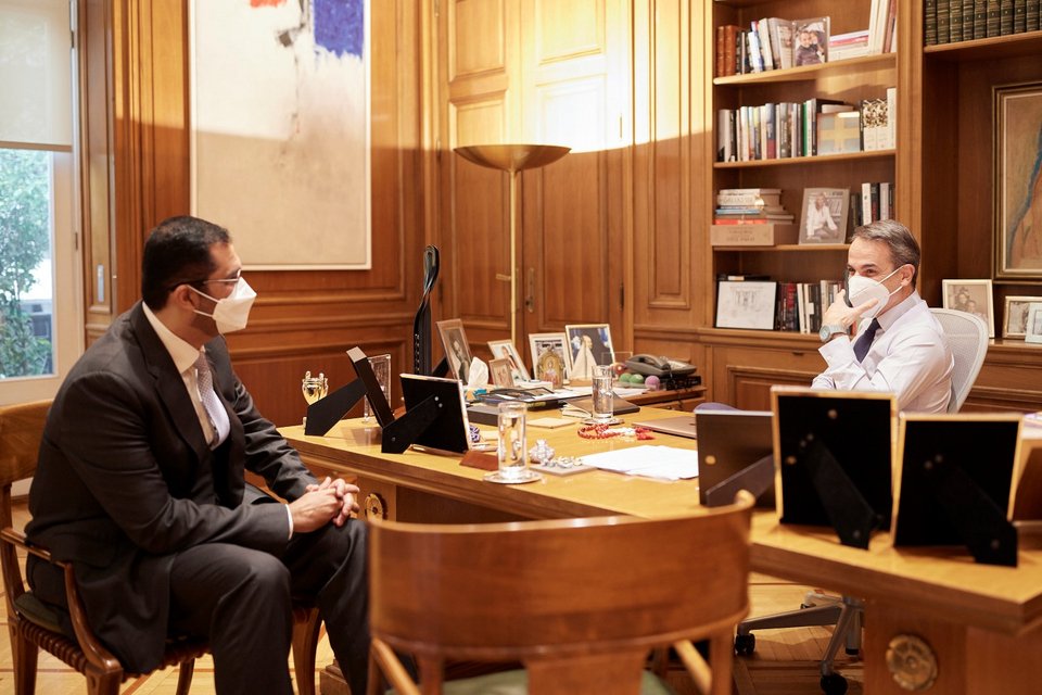 Ο Κυριάκος Μητσοτάκης με τον υπουργό Βιομηχανίας και Προηγμένης Τεχνολογίας των ΗΑΕ, Sultan bin Ahmad Sultan Al Jaber