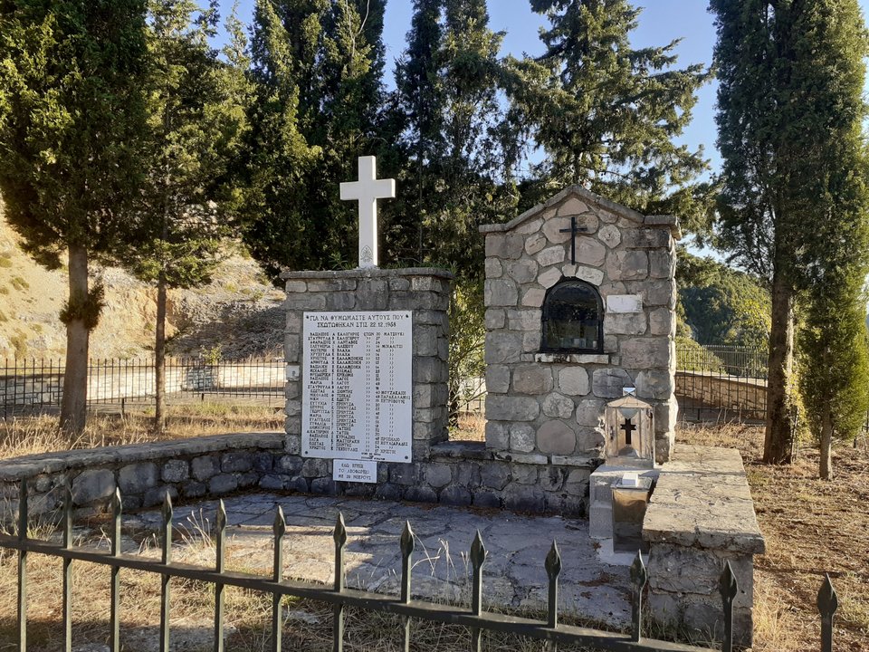 «Για να θυμόμαστε αυτούς που σκοτώθηκαν στις 22-12-1958. Εδώ έπεσε το λεωφορείο με 29 νεκρούς», γράφει η μαρμάρινη πλάκα
