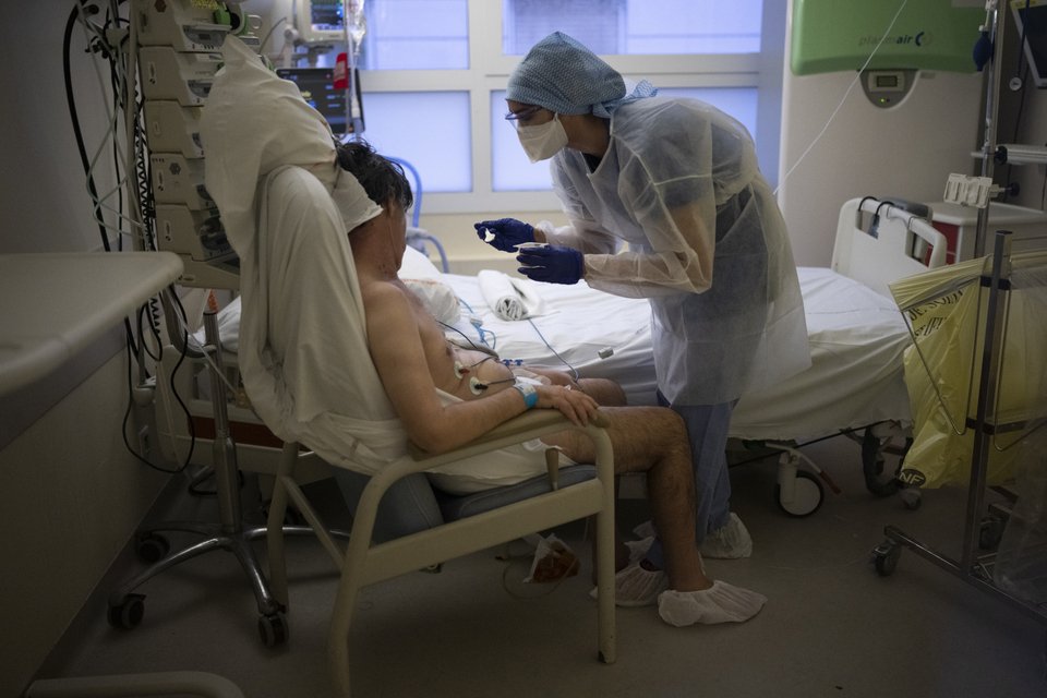 Η νοσηλεύτρια Μεντίνα Μπενγκλέρ ταΐζει έναν ασθενή στη ΜΕΘ