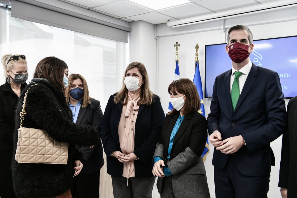 Από δεξιά ο Δήμαρχος Αθηναίων Κώστας Μπακογιάννης, η Κατερίνα Σακελλαροπούλου, η Άννα Ροκοφύλλου και η Μαρία Συρεγγέλα