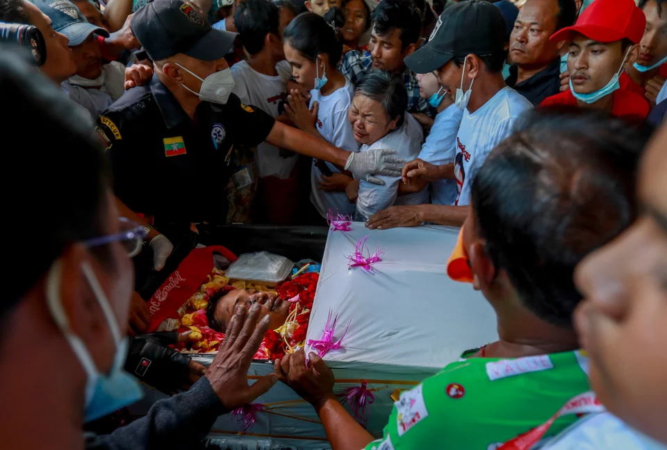 Μάνα κλαίει πάνω από το σώμα του γιου της, στην κηδεία του στη Γιανγκόν της Μιανμάρ, στις 24 Φεβρουαρίου 2021. Ο Tin Htut Hein είχε πυροβοληθεί τέσσερις ημέρες νωρίτερα, ενώ ενεργούσε ως εθελοντής φρουρός για μια ομάδα φύλαξης γειτονιάς που είχε συσταθεί λόγω φόβων ότι οι αρχές χρησιμοποιούσαν εγκληματίες που αποφυλακίστηκαν για να σκορπίσουν το φόβο και να διαπράξουν βία. Φωτογραφία: AP Photo