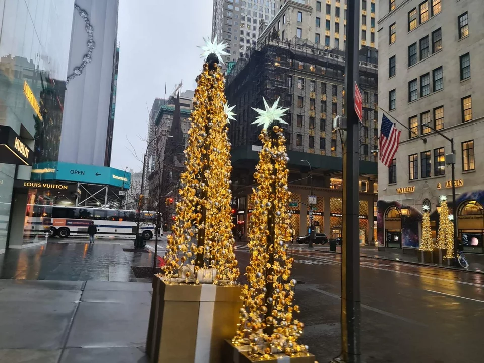Χριστουγεννιάτικα δέντρα στη Νέα Υόρκη σε άδειο δρόμο
