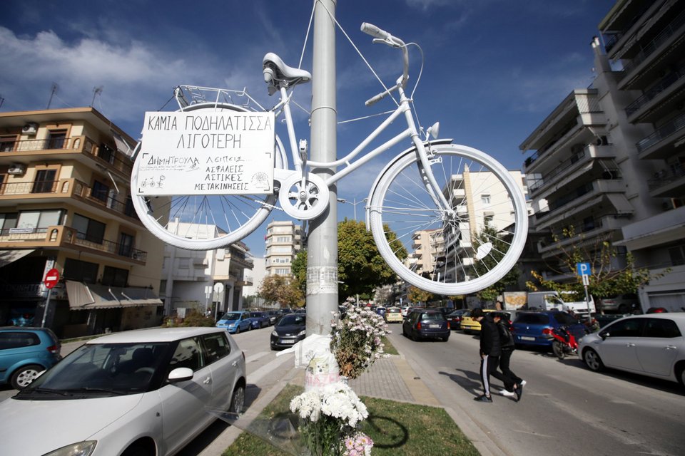 Ένα λευκό ποδήλατο στο σημείο που έχασε τη ζωή της η μαραθωνοδρόμος Δήμητρα Ιορδανίδου όταν παρασύρθηκε από το φορτηγό, στη Θεσσαλονίκη, Νοέμβριος 2021. (EUROKINISSI/ ΜΟΤΙΟΝΤΕΑΜ/ ΓΙΩΡΓΟΣ ΚΩΝΣΤΑΝΤΙΝΙΔΗΣ) 