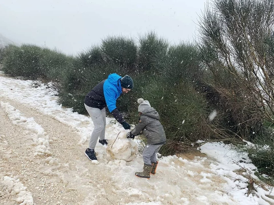 Ο Νίκος Ανδρουλάκης σε στιγμές χαλάρωσης με το παιδί του στα χιόνια / Φωτογραφία: Instagram-NikosAndroulakis