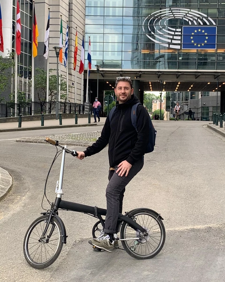 Ο Νίκος Ανδρουλάκης με ποδήλατο έξω από την Ευρωβουλή/ Φωτογραφία: Instagram-NikosAndroulakis