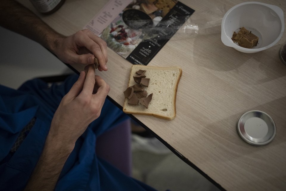 Νοσηλευτής ετοιμάζει ένα σάντουιτς με σοκολάτα
