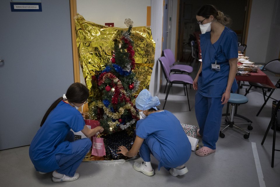 Νοσηλεύτριες στολίζουν χριστουγεννιάτικο δέντρο για να «νιώσουν» λίγο Χριστούγεννα
