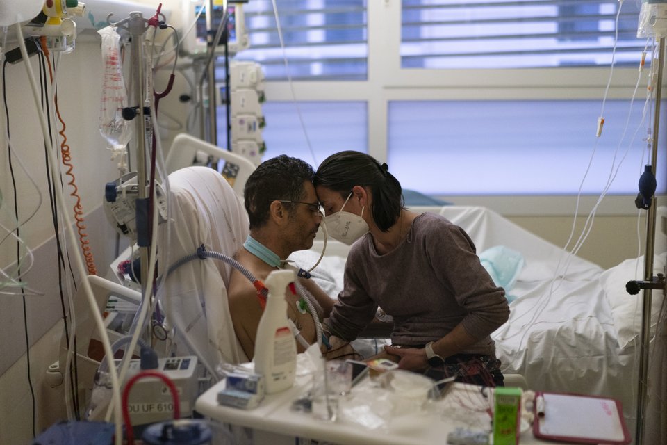 H Αμελί επισκέφθηκε τον άνδρα της που πέρασε 21 ημέρες σε κώμα στη ΜΕΘ του νοσοκομείου