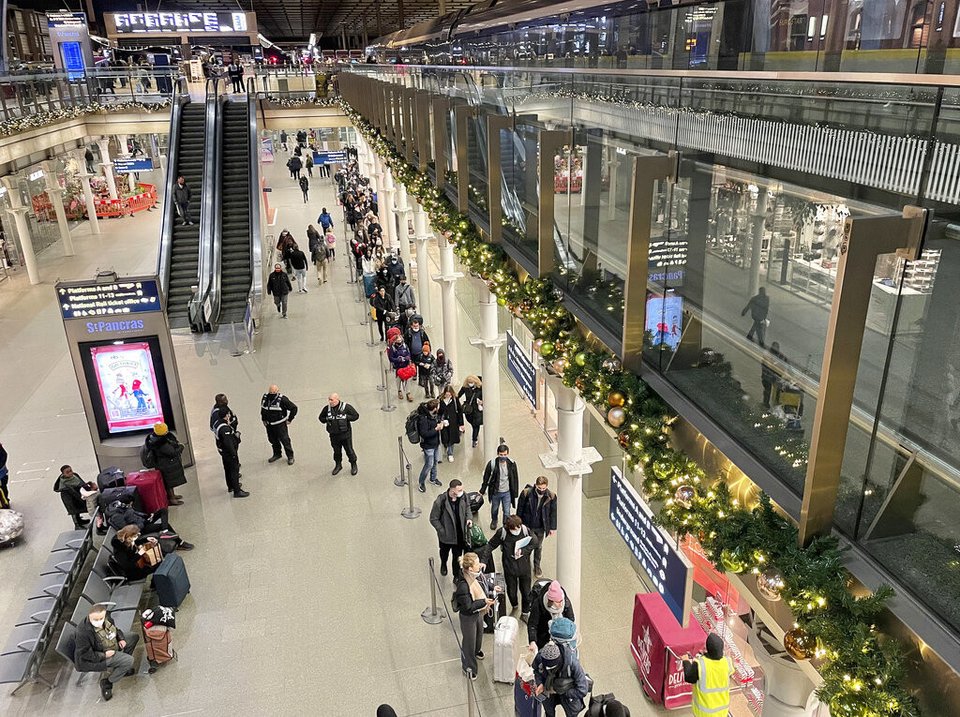 Οι άνθρωποι κάνουν ουρά για το Eurostar στον διεθνή σιδηροδρομικό σταθμό St. Pancras στο Λονδίνο
