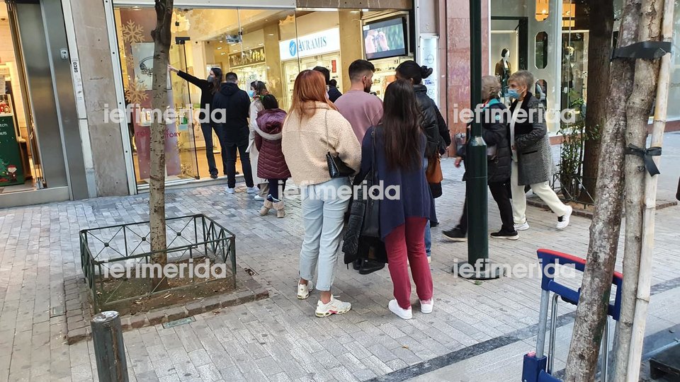 κόσμος στην Ερμού στα καταστήματα