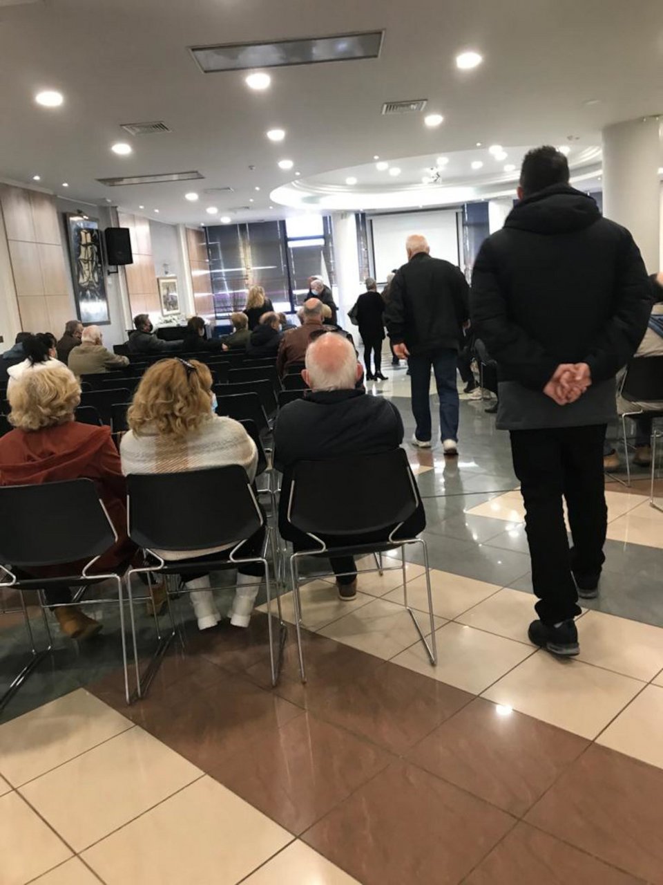 Πολύς κόσμος και σε κέντρο του Πειραιά 